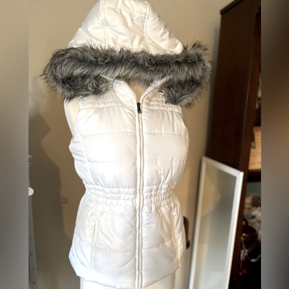 NY&CO white puffy vest M